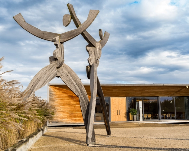 © Stefan Pfister / RKW Bayern e. V. Gebäude mit Skulptur auf dem Firmengelände der Firma Bau-Fritz