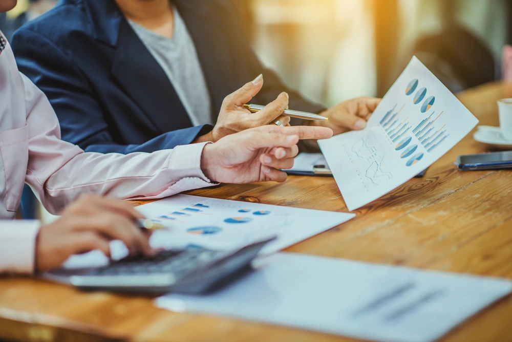 © Pissanu / Adobe Stock Arbeitsteam macht ein Brainstorming mit Charts und prüft Analysen.